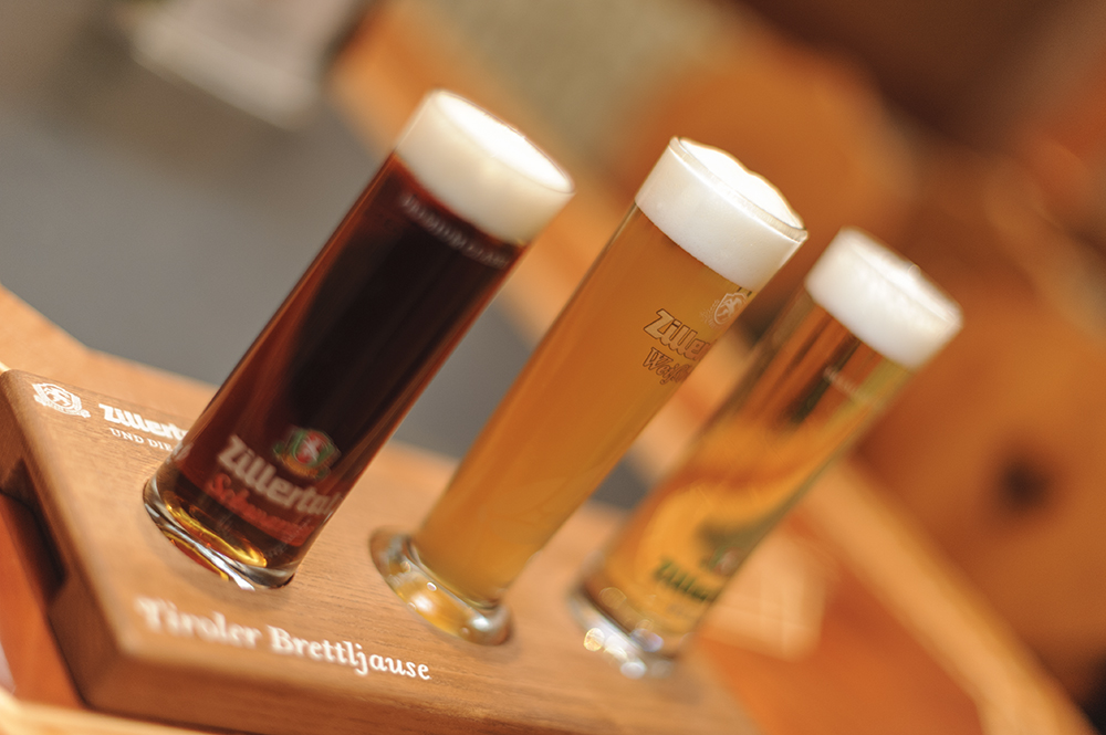 For sampling the various beers, the catering trade is offering the “Tiroler Brettljause”, a small Tyrolian liquid snack served on a wooden board, consisting of three 125-millilitre glasses with pilsner, wheat beer and black beer, at a price of 3.60 euros.